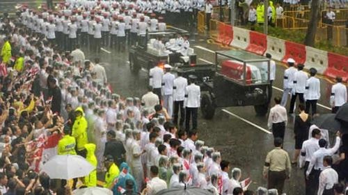 Mưa và nước mắt trong hành trình cuối cùng của ông Lý Quang Diệu