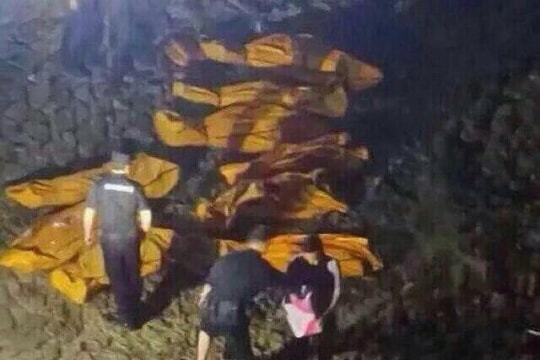 Xe buýt lao xuống sông từ độ cao 100m, 21 người chết