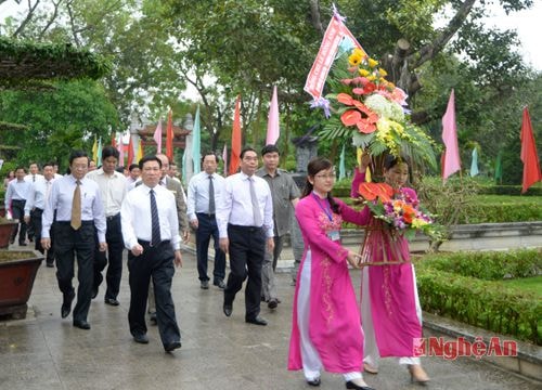 Đồng chí Lê Hồng Anh dâng hương, dâng hoa tại Khu di tích Kim Liên
