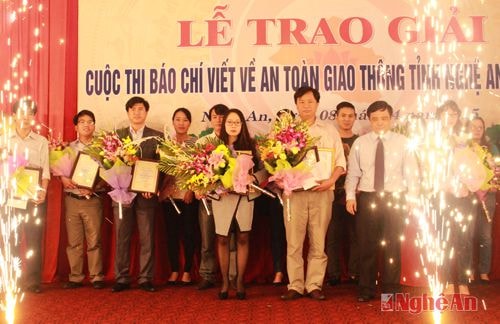 Trao giải Cuộc thi Báo chí viết về ATGT tỉnh Nghệ An năm 2014