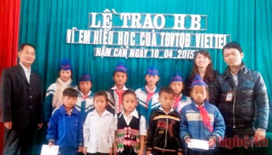 Trao học bổng "Vì em hiếu học" tại Kỳ Sơn