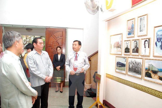 Đồng chí Lê Hồng Anh chúc tết cổ truyền Bunpimay tại Lào