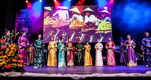 NTK Đức Hùng mang áo dài Việt đi Châu Âu