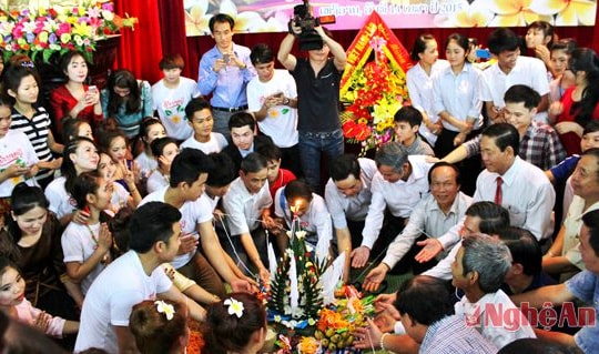 Đại học Y khoa Vinh tưng bừng tết Lào Bupimay