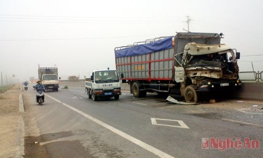Quỳnh Lưu: Đâm đuôi xe cùng chiều, xe tải bị nát đầu