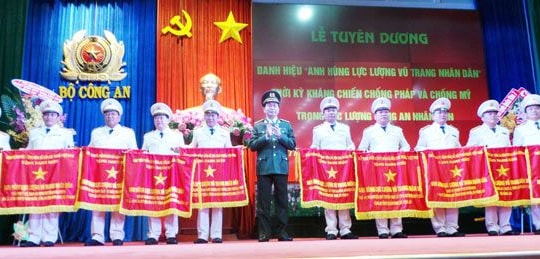 32 tập thể, cá nhân Lực lượng CAND được tặng danh hiệu Anh hùng