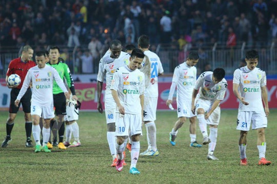 Á quân V-League bất lực trước "xe bus hai tầng" ở Khánh Hòa