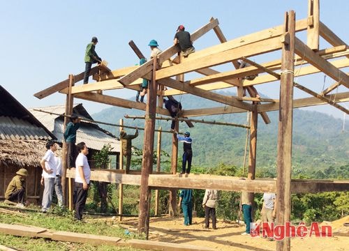 Kiểm tra công tác dựng lại nhà mới cho các hộ bị lốc xoáy