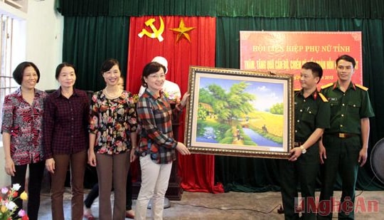 Hội LHPN tỉnh Nghệ An tặng quà cán bộ chiến sĩ Đảo Mắt