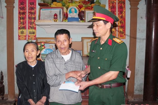 Bộ CHQS tỉnh thăm, tặng quà các Anh hùng LLVTND