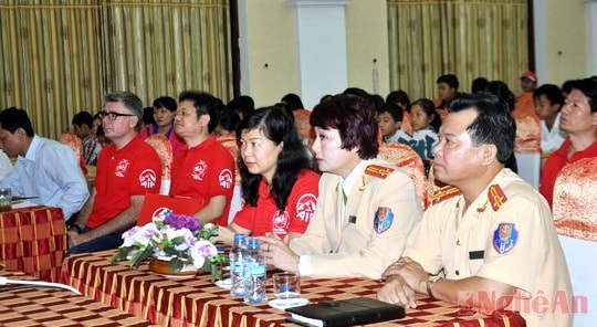 AIA Việt Nam trao tặng 50 xe đạp cho trẻ em nghèo tỉnh Nghệ An