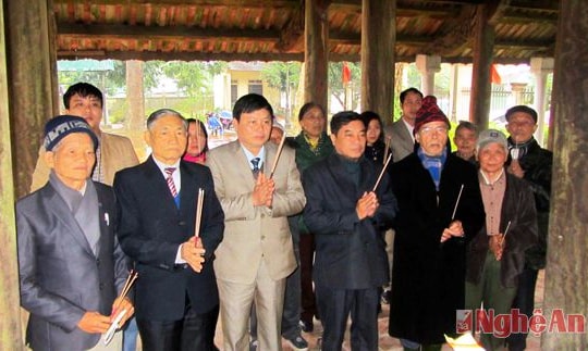 Làng Đỏ anh hùng