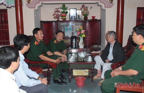 Bộ CHQS tỉnh Nghệ An thăm, tặng quà các Anh hùng LLVTND