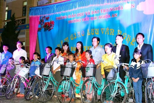 Nghĩa Đàn: Quyên góp gần 40 triệu đồng tặng học sinh nghèo