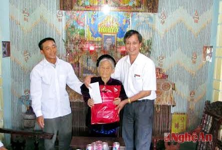 Ngân hàng NN&PTNT Quỳnh Lưu nhận phụng dưỡng Bà Mẹ VNAH