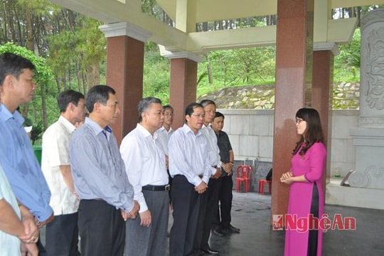 Bí thư Tỉnh ủy Lâm Đồng dâng hương tưởng niệm Chủ tịch Hồ Chí Minh