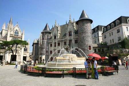 Du lịch ba miền 'căng mình' phục vụ khách