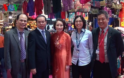 Trình diễn áo dài Việt Nam tại Hội chợ Paris 2015