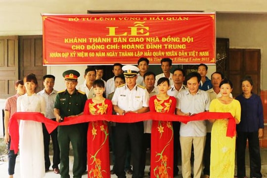 Vùng 2 Hải Quân: Bàn giao nhà tình nghĩa cho gia đình Liệt sỹ