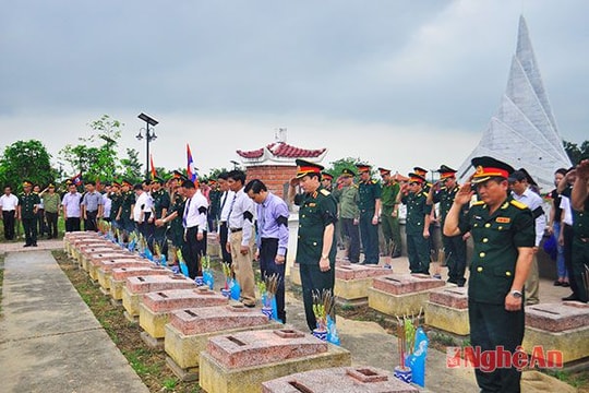 An táng hài cốt liệt sỹ quân tình nguyện và chuyên gia Việt Nam hy sinh tại Lào