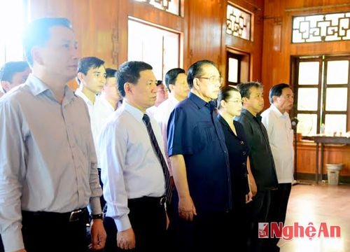 Đồng chí Nông Đức Mạnh dâng hương tưởng niệm Chủ tịch Hồ Chí Minh