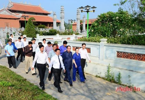 Đồng chí Nông Đức Mạnh trồng cây tại Khu di tích lịch sử Truông Bồn