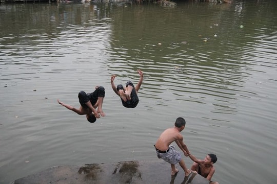 Rủ nhau tắm sông, 2 học sinh bị nước cuốn mất tích