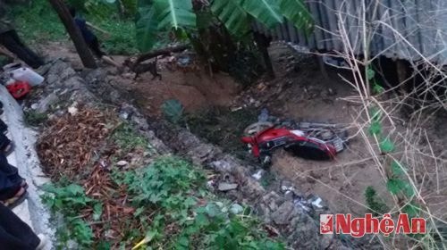 Lách ô tô, xe máy rơi xuống vực làm hai người bị thương