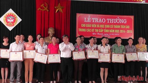 Yên Thành: Trao thưởng cho giáo viên và học sinh giỏi cấp tỉnh