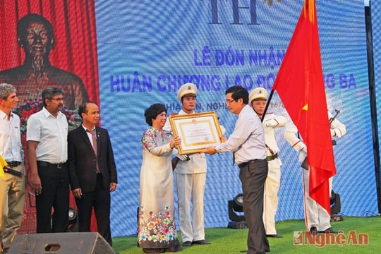 Tập đoàn sữa TH Truemilk đón nhận Huân chương Lao động hạng 3