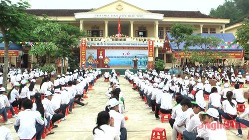 Trường THCS Tân Xuân đón bằng đạt chuẩn Quốc gia