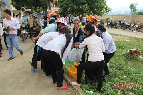 Tặng đồng bào nghèo xã biên giới Tri Lễ 70 triệu đồng