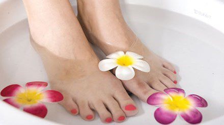 Bí quyết chăm sóc đôi chân ngày hè
