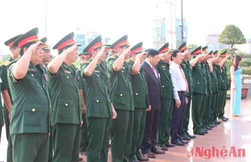 Đảng bộ Quân sự tỉnh Nghệ An dâng hoa báo công với Bác