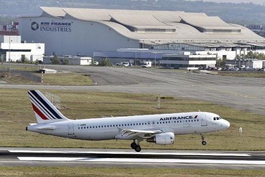 Máy bay của Pháp được "hộ tống" bởi 2 máy bay chiến đấu của Mỹ