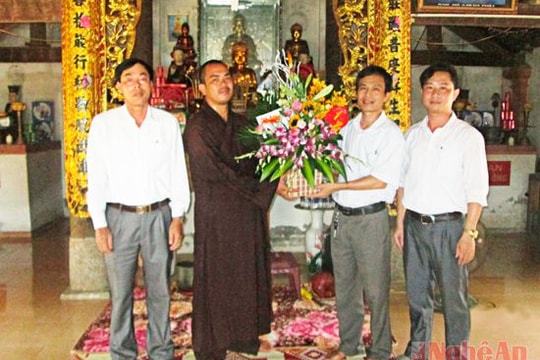 Ủy ban MTTQ tỉnh chúc mừng các tăng ni, phật tử nhân lễ Phật Đản