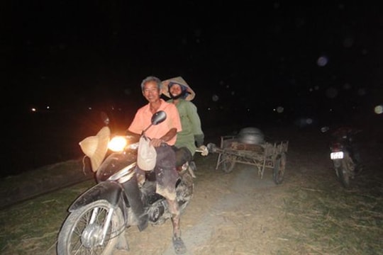 Nông dân huyện lúa cấy đêm tránh nắng