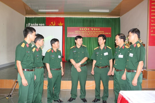 Lữ đoàn Phòng không 283 thi cán bộ giảng dạy chính trị