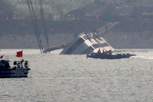 Trung Quốc lật đứng lại tàu chở 458 người bị chìm