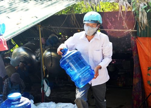 Chờ chực mua nước Cống Kẹp