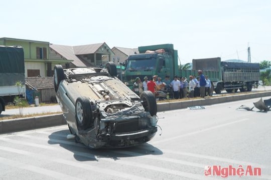 Chèn ép nhau, xe con phơi bụng giữa đường