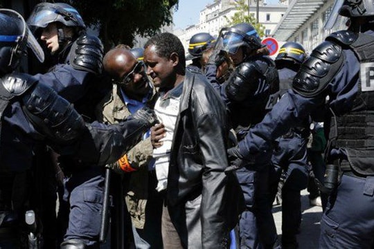 Hàng trăm người nhập cư tức giận chiếm giữ một tòa nhà ở Paris