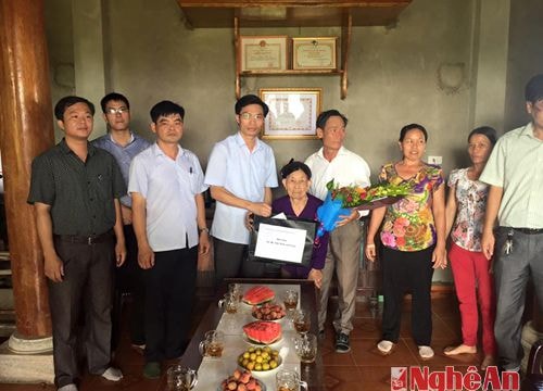 Công đoàn cơ quan huyện Quỳnh Lưu nhận phụng dưỡng Bà mẹ VNAH