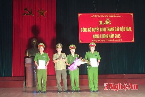 Công an TX Hoàng Mai: Trao Quyết định thăng quân hàm năm 2015