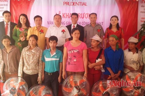 Công ty Prudential Việt Nam: Tặng xe đạp cho học sinh nghèo huyện Kỳ Sơn