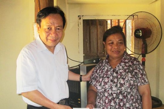 Trao tiền hỗ trợ cho các gia đình bị hoạn nạn, thiên tai