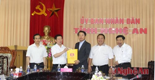 Tập đoàn Hoa Sen giới thiệu Tập đoàn Hyundai đầu tư tại Nghệ An