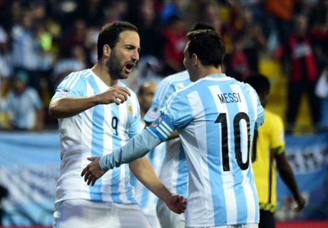 Higuain đưa Argentina giành ngôi đầu bảng B
