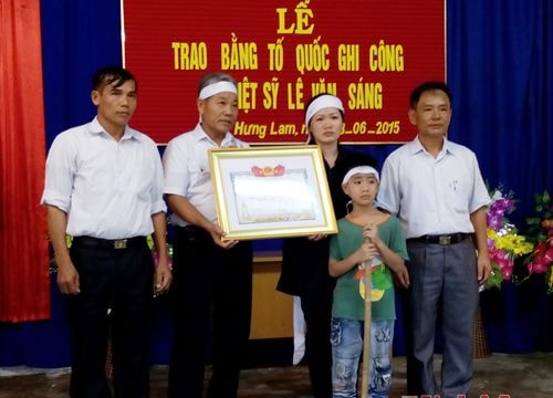 Trao bằng "Tổ quốc ghi công" cho thân nhân Liệt sỹ Lê Văn Sáng