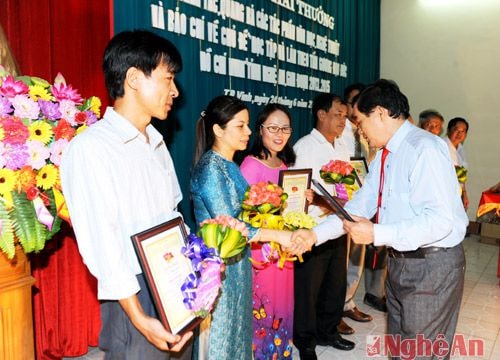 Trao giải các tác phẩm VHNT và báo chí về chủ đề "Học tập và làm theo tấm gương đạo đức Hồ Chí Minh"